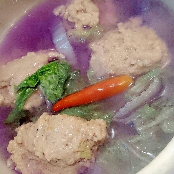紫白菜で♪いわし団子の紫スープ